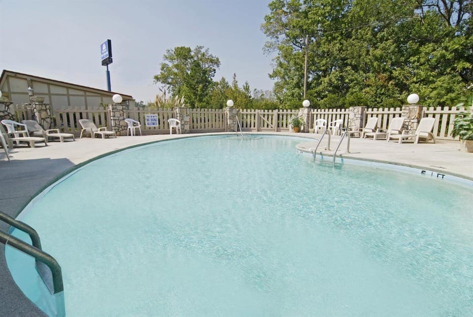 Swimming pool [outdoor]