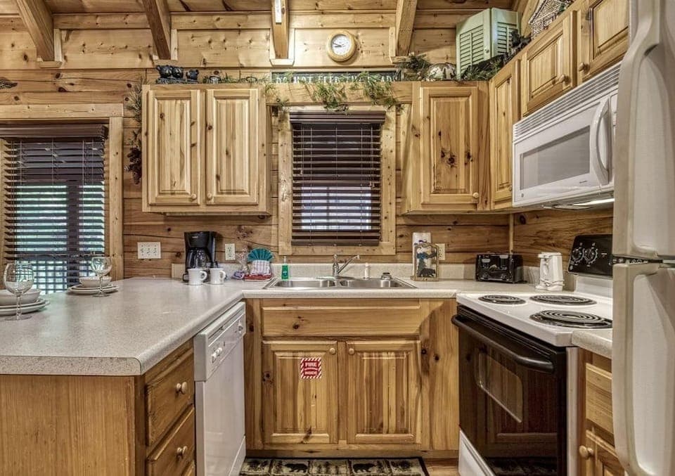 Er66 - Lil Bit Of Heaven - Great Location. Close To All The Action! 1 Bedroom Cabin by RedAwning Hotel in Pigeon Forge