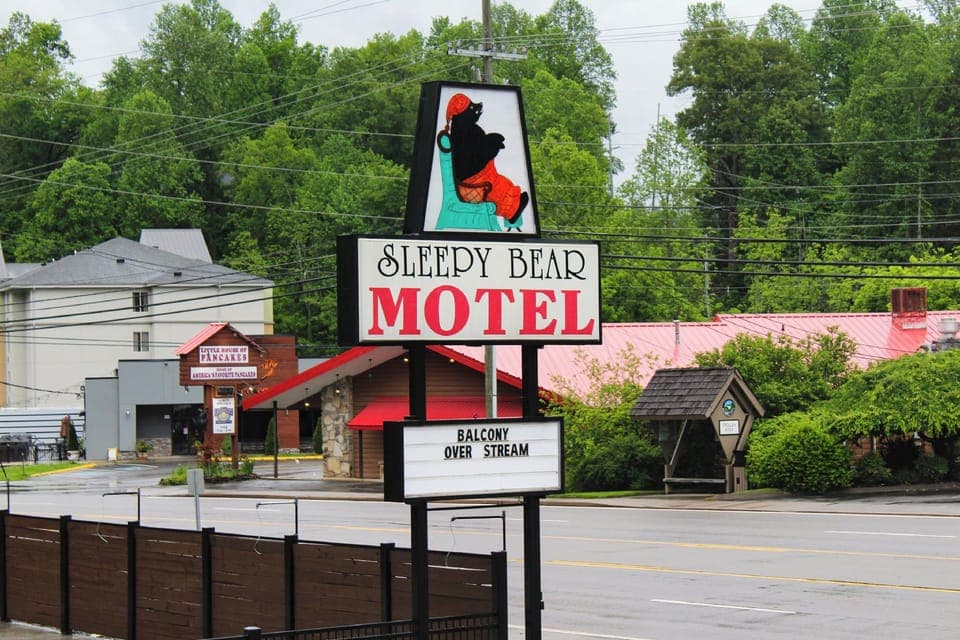 Sleepy Bear Motel Hotel in Gatlinburg