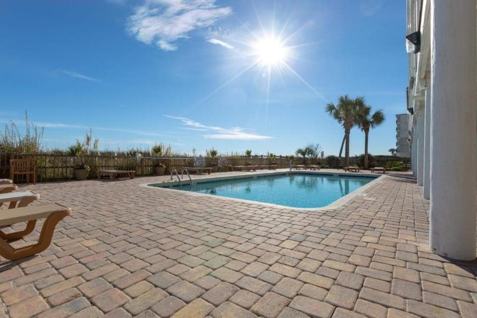 Swimming pool [outdoor]