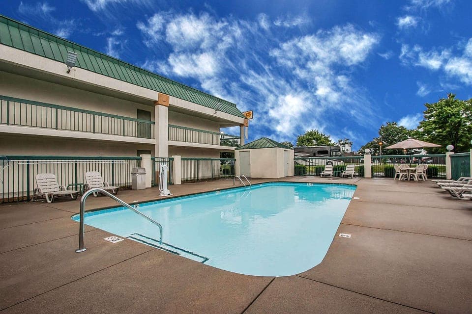 Swimming pool [outdoor]