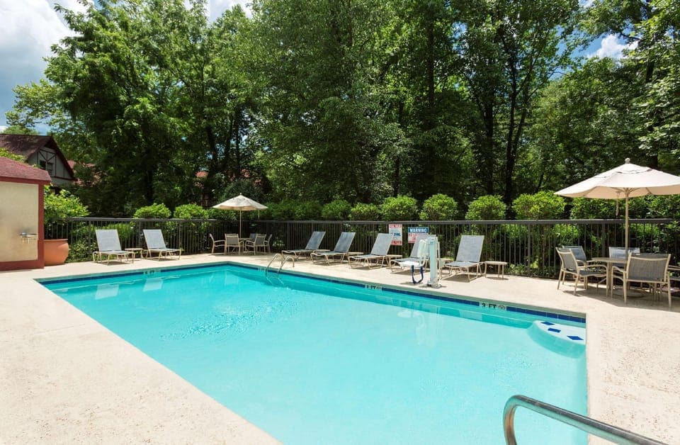 Swimming pool [outdoor]