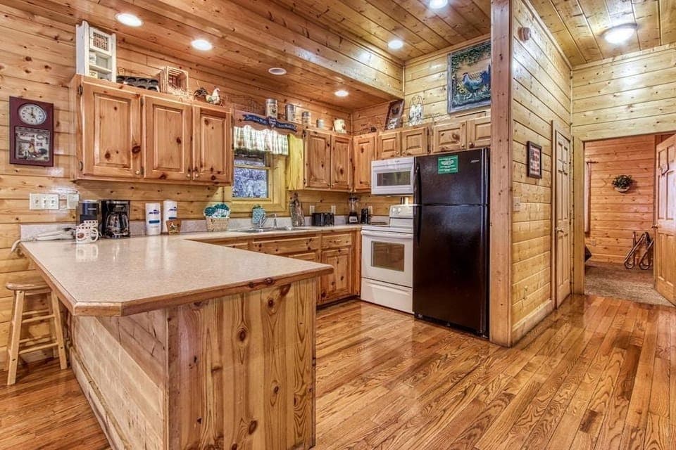 Er305- Bear Right Inn- Great Location- Close To Town 9 Bedroom Cabin by RedAwning Hotel in Pigeon Forge