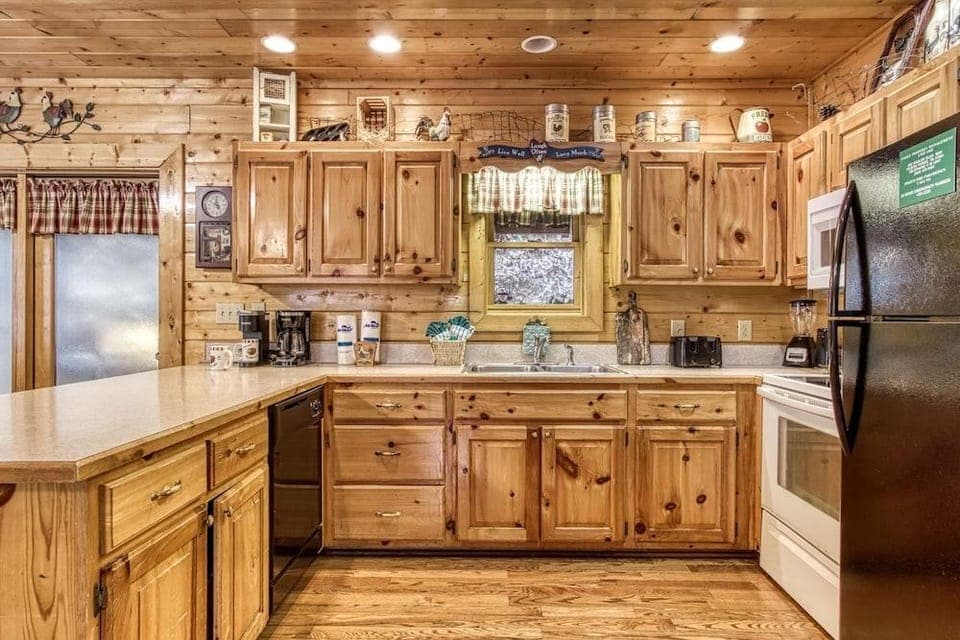 Er305- Bear Right Inn- Great Location- Close To Town 9 Bedroom Cabin by RedAwning Hotel in Pigeon Forge