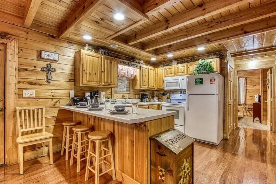 Er312- Bear Mountain Memories- Great Location- Close To Town 6 Bedroom Cabin by RedAwning Hotel in Pigeon Forge