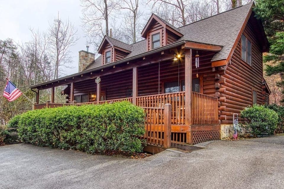 Er312- Bear Mountain Memories- Great Location- Close To Town 6 Bedroom Cabin by RedAwning Hotel in Pigeon Forge