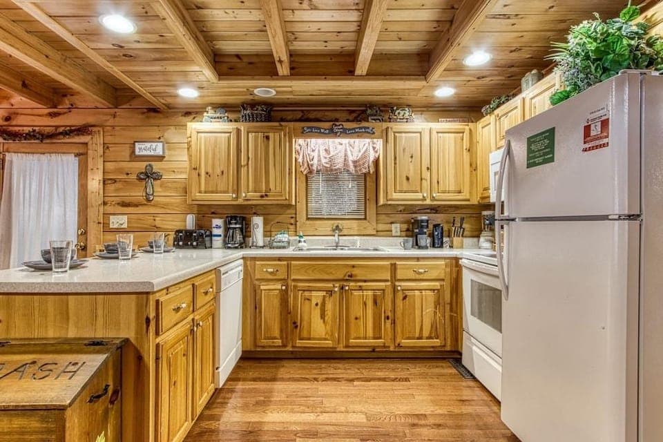 Er312- Bear Mountain Memories- Great Location- Close To Town 6 Bedroom Cabin by RedAwning Hotel in Pigeon Forge