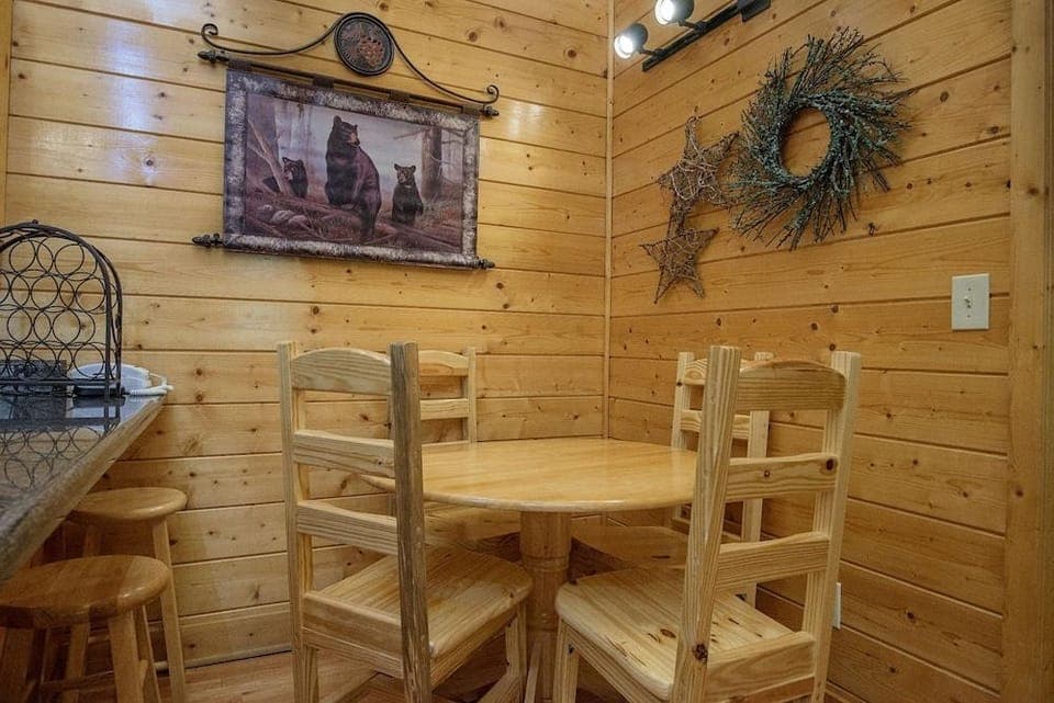 ER228 - Lockers Lodge Great Location - Close To Town! 1 Bedroom Cabin by RedAwning Hotel in Pigeon Forge