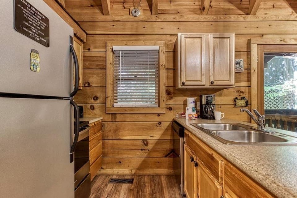 Er96 - Squirrels Leap - Great Location! Close To Town! 2 Bedroom Cabin by RedAwning Hotel in Pigeon Forge