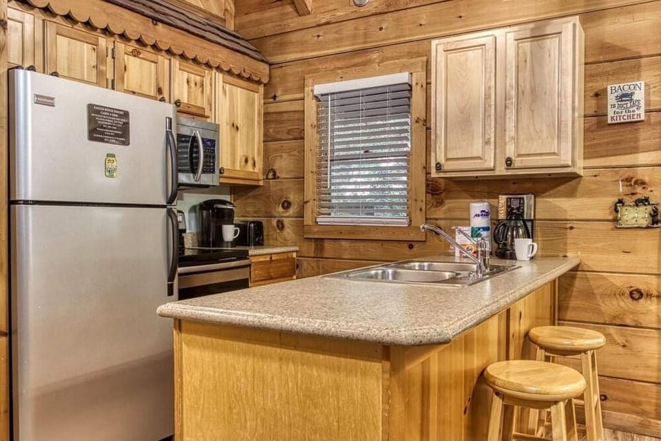 Er96 - Squirrels Leap - Great Location! Close To Town! 2 Bedroom Cabin by RedAwning Hotel in Pigeon Forge