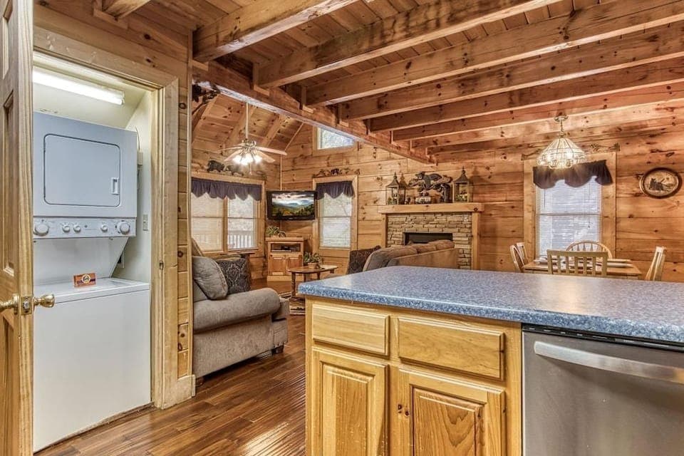 Er 256 â Smoky Mountain Top Great Location â Close To Town! 3 Bedroom Cabin by RedAwning Hotel in Pigeon Forge