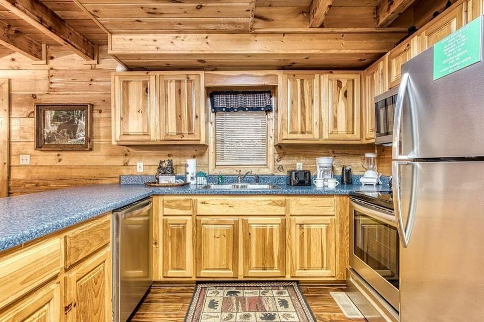 Er 256 â Smoky Mountain Top Great Location â Close To Town! 3 Bedroom Cabin by RedAwning Hotel in Pigeon Forge