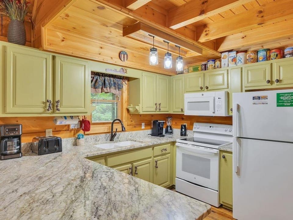 Er309- Georges- Great Location- Close To Town 5 Bedroom Cabin by RedAwning Hotel in Pigeon Forge