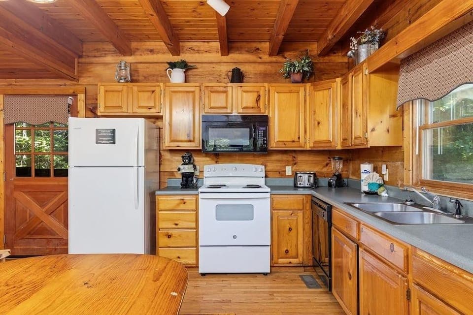 Er299 - Possum Hollow 4 Bedroom Cabin by RedAwning Hotel in Pigeon Forge