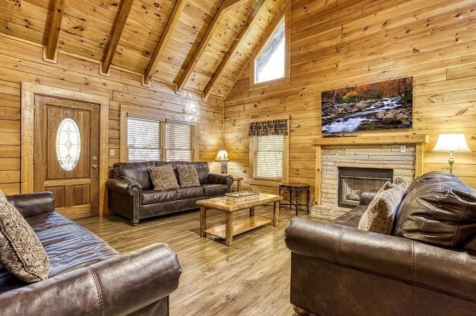 Er298- Renewed Spirit Great Location- Close To Town 7 Bedroom Cabin by RedAwning Hotel in Pigeon Forge