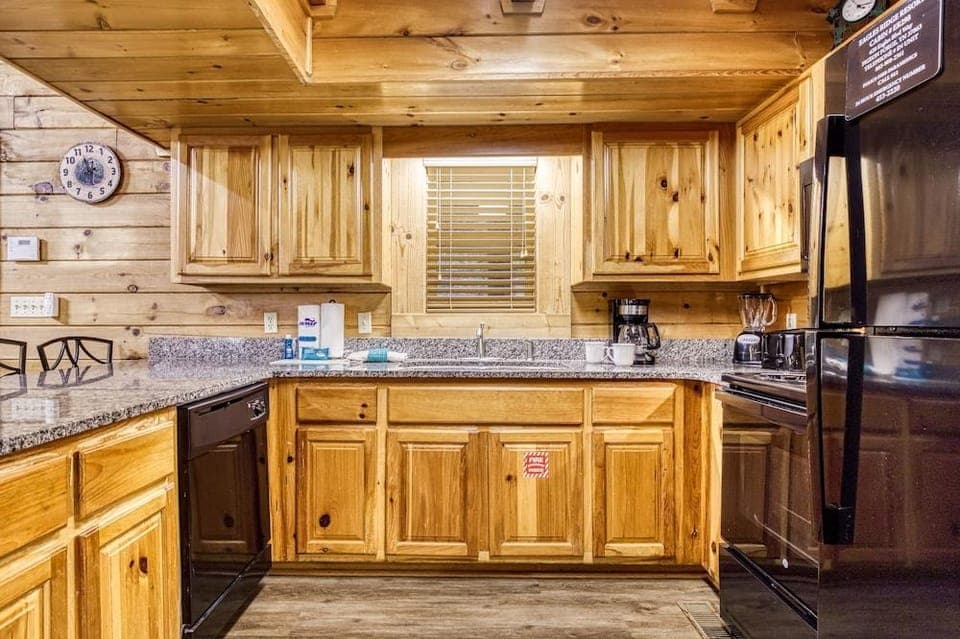Er298- Renewed Spirit Great Location- Close To Town 7 Bedroom Cabin by RedAwning Hotel in Pigeon Forge