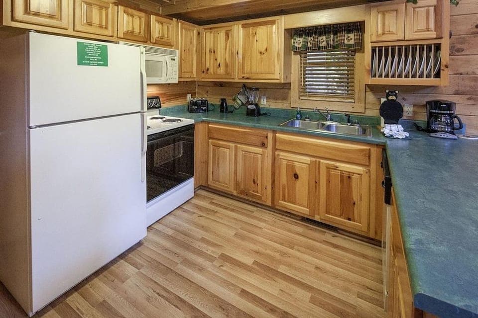 Er302 - Best Of Times Great Location-close To Town 2 Bedroom Cabin by RedAwning Hotel in Pigeon Forge