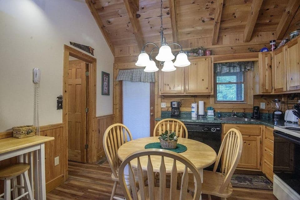 Er65 - Eagles Point - Great Location. Close To All The Action! 2 Bedroom Cabin by RedAwning Hotel in Pigeon Forge