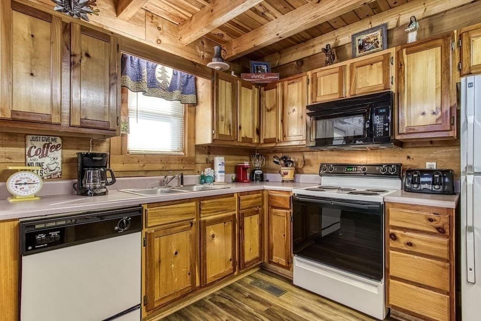 Er83 - Savage Loft - Your Close To The Action Cabin Getaway 2 Bedroom Cabin by RedAwning Hotel in Pigeon Forge
