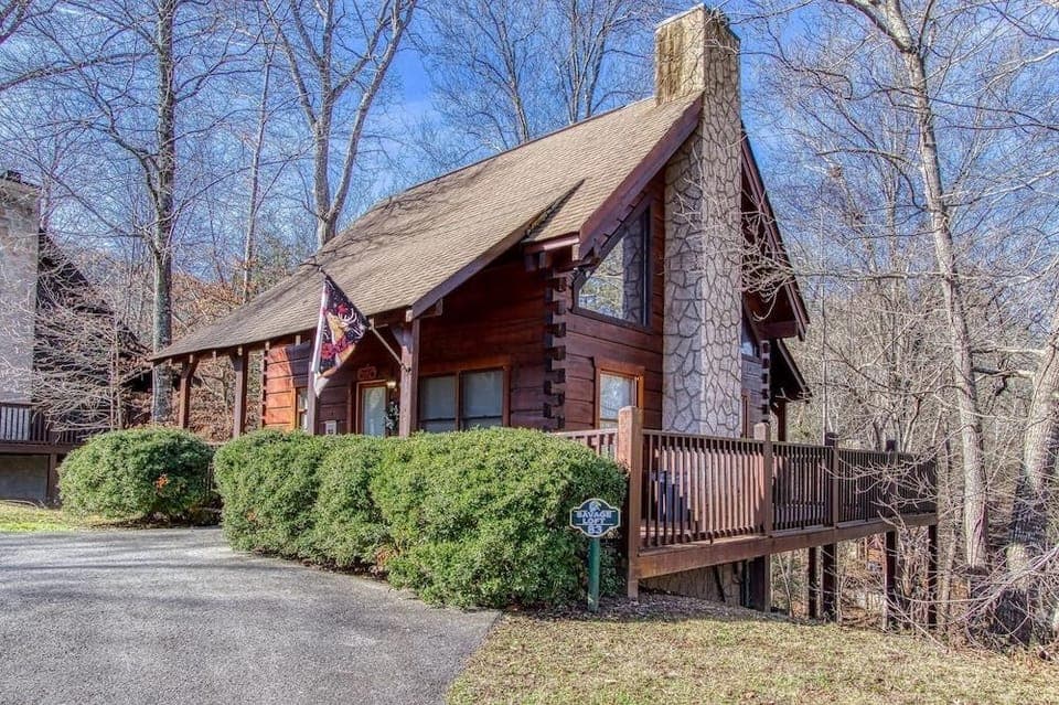 Er83 - Savage Loft - Your Close To The Action Cabin Getaway 2 Bedroom Cabin by RedAwning Hotel in Pigeon Forge
