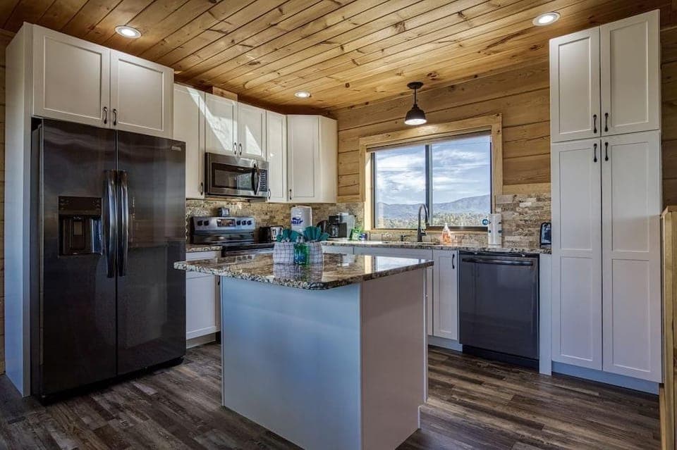 Smoky Lake Retreat 3 Bedroom Cabin by RedAwning Hotel in Douglas Lake