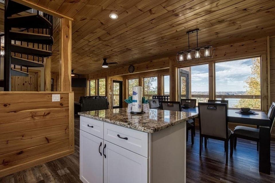 Smoky Lake Retreat 3 Bedroom Cabin by RedAwning Hotel in Douglas Lake