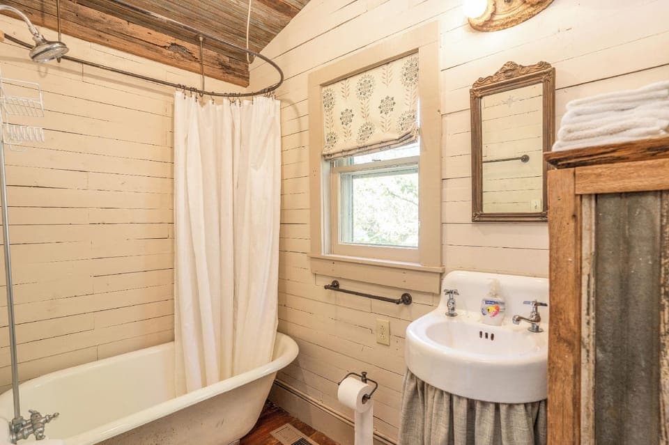 Green Frog Farm Cabins Hotel in Tennessee