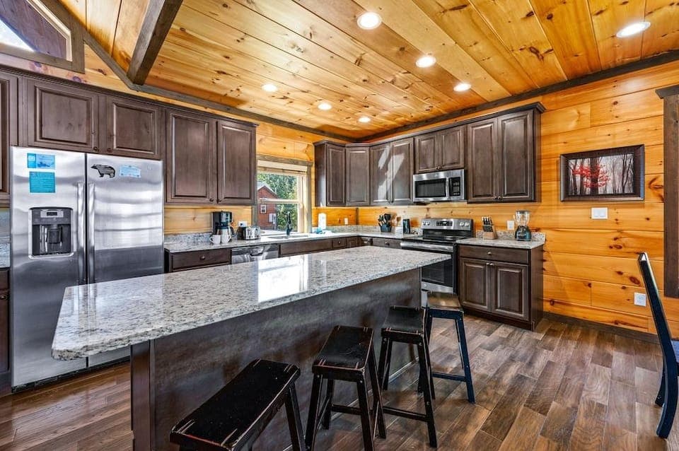 Mountain Skyy 3 Bedroom Cabin by RedAwning Hotel in Gatlinburg