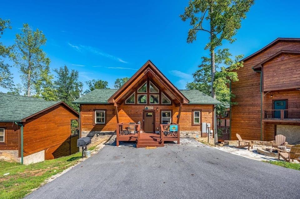 Mountain Skyy 3 Bedroom Cabin by RedAwning Hotel in Gatlinburg
