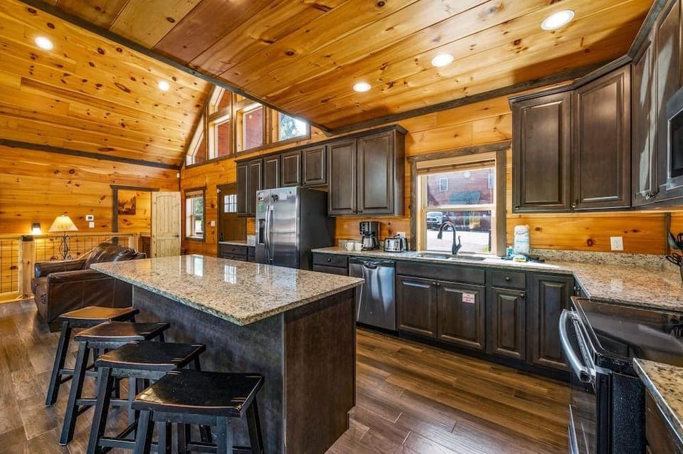 Mountain Skyy 3 Bedroom Cabin by RedAwning Hotel in Gatlinburg