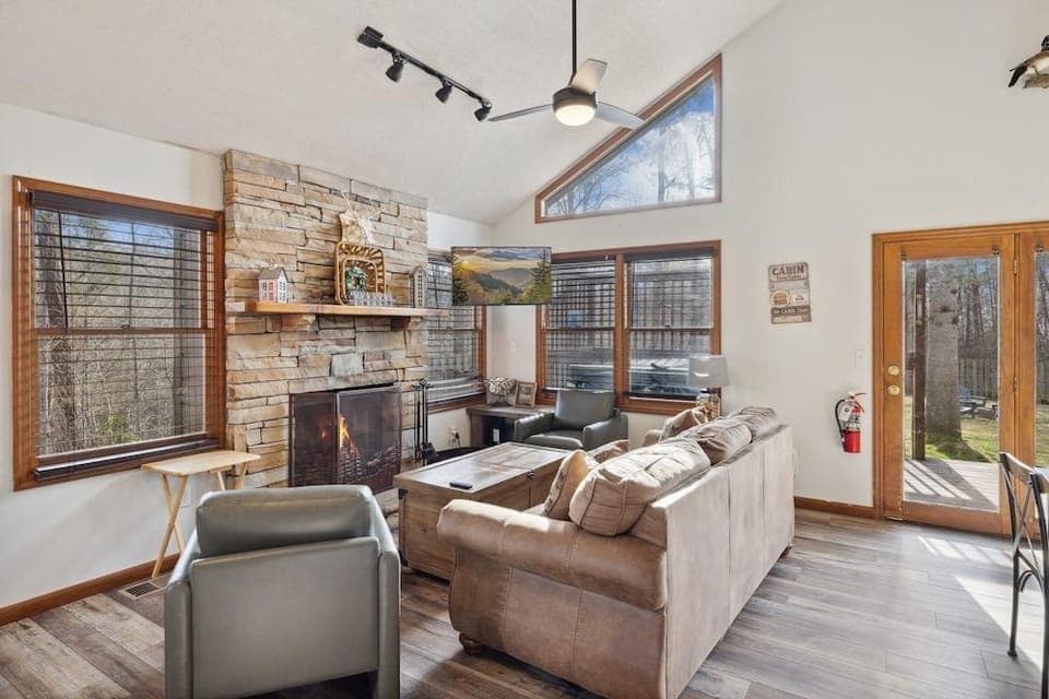 The Aerie 3 Bedroom Cabin by RedAwning Hotel in Gatlinburg