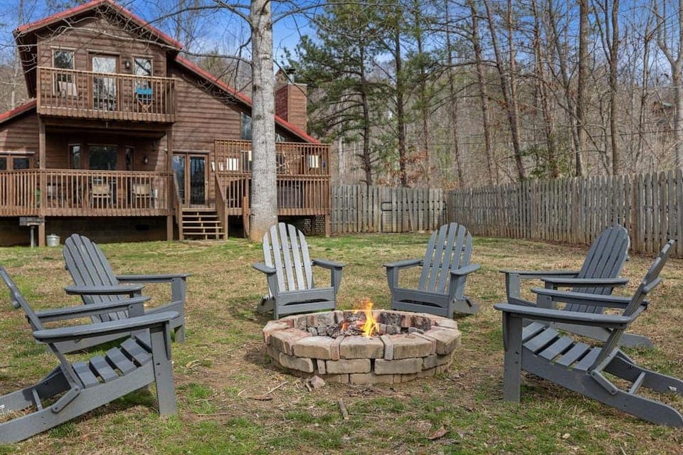 The Aerie 3 Bedroom Cabin by RedAwning Hotel in Gatlinburg