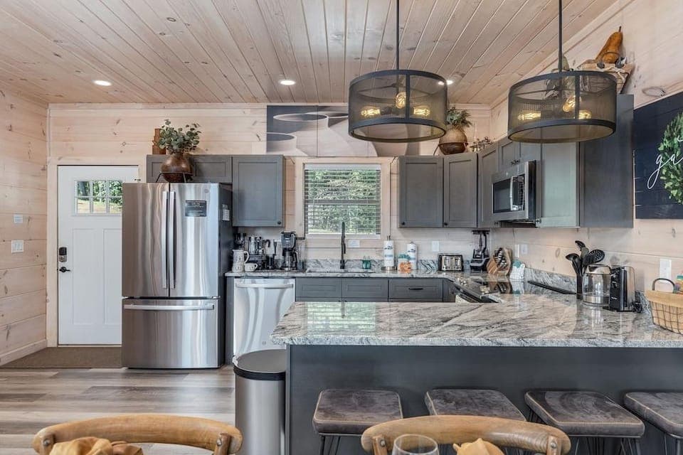 Abide 3 Bedroom Cabin by RedAwning Hotel in Pigeon Forge