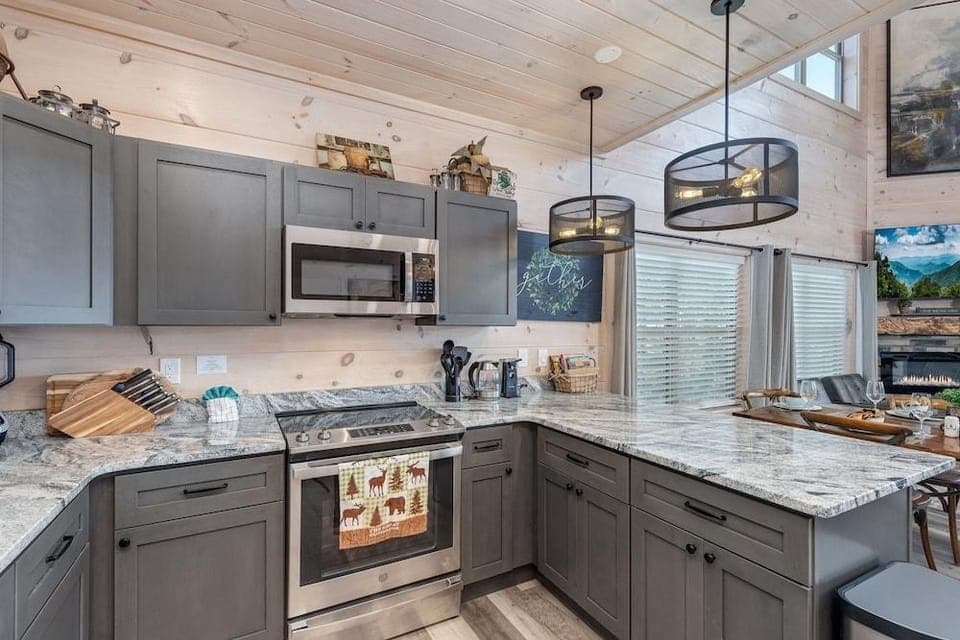 Abide 3 Bedroom Cabin by RedAwning Hotel in Pigeon Forge