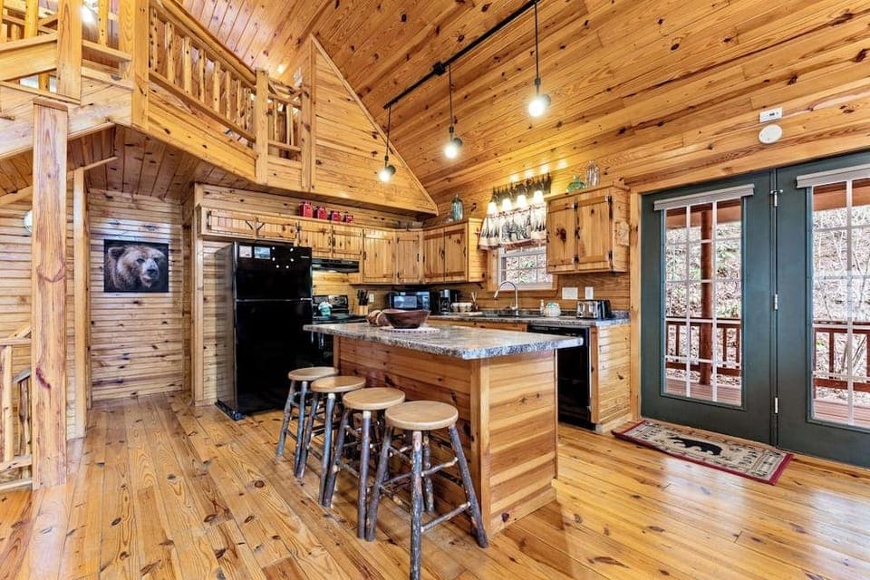 Hickory Hollow Hideaway Hotel in Sevier County