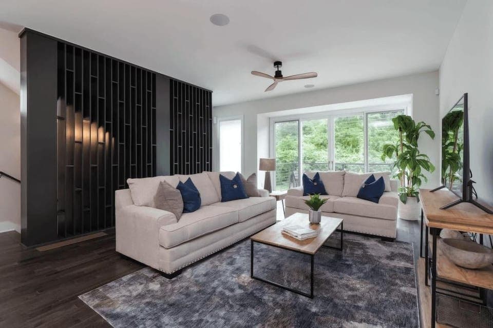 Luxe 4bdr w/ Balcony & Parking, 10 Mins to Broadway 9th Avenue by Avantstay Hotel in Nashville