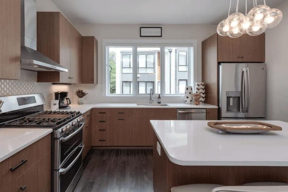 Luxe 4bdr w/ Balcony & Parking, 10 Mins to Broadway 9th Avenue by Avantstay Hotel in Nashville