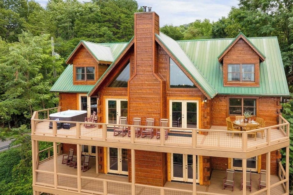 Big Bear Lodge by Avantstay Smoky Mountain Views, Hot Tub, Theater & Game Room Hotel in Gatlinburg