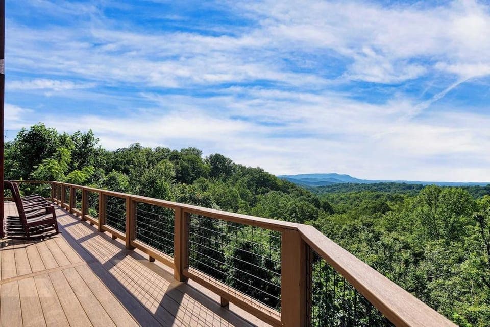 Big Bear Lodge by Avantstay Smoky Mountain Views, Hot Tub, Theater & Game Room Hotel in Gatlinburg