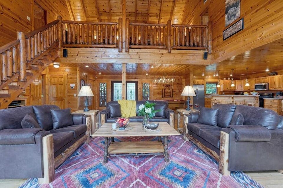 Big Bear Cove Hot Tub, Game Room, Fireplace + Smoky Mtn Views Hotel in Gatlinburg