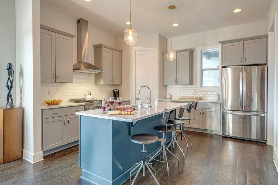 Cultured Coach - Mins to Broadway - Private Rooftop Hotel in Music Row