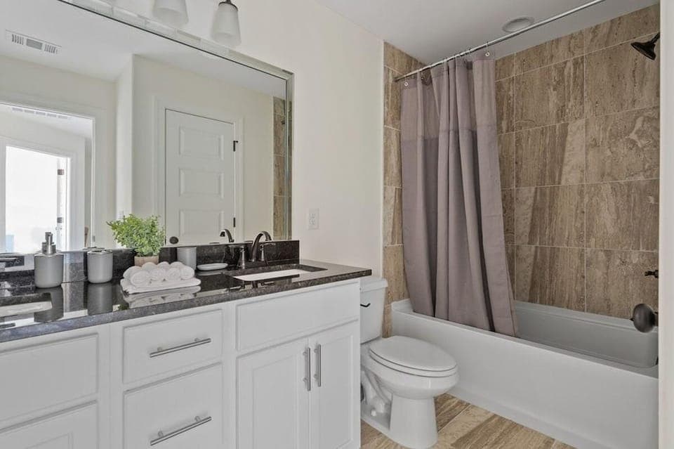 1 King 1 Queen 2 Double Garage Washer Dryer Hotel in Old Hickory Lake