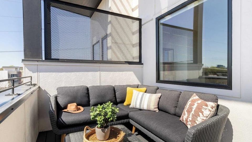 Sleeps 24 Game Rooms, Murals, Balconies Soundcheck & Vinyl House by Avantstay Hotel in Nashville