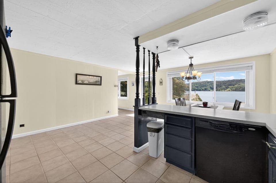 Lakefront Getaway With Private Dock & Scenic Views 3 Bedroom Home Hotel in Kingsport