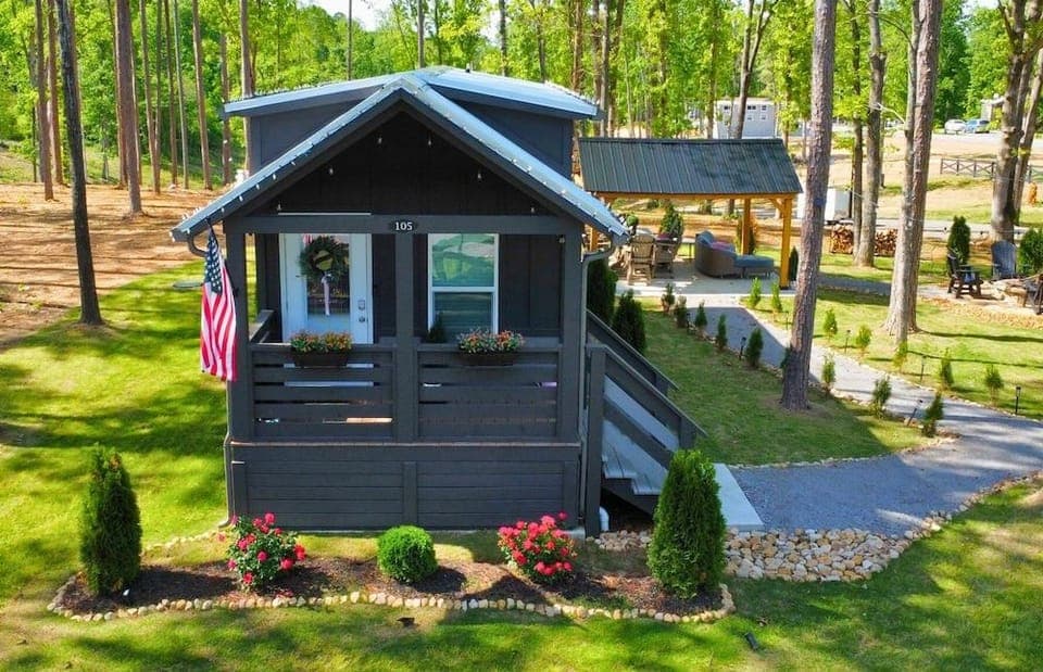 Pine Grove Lane Hotel in Lake Barkley