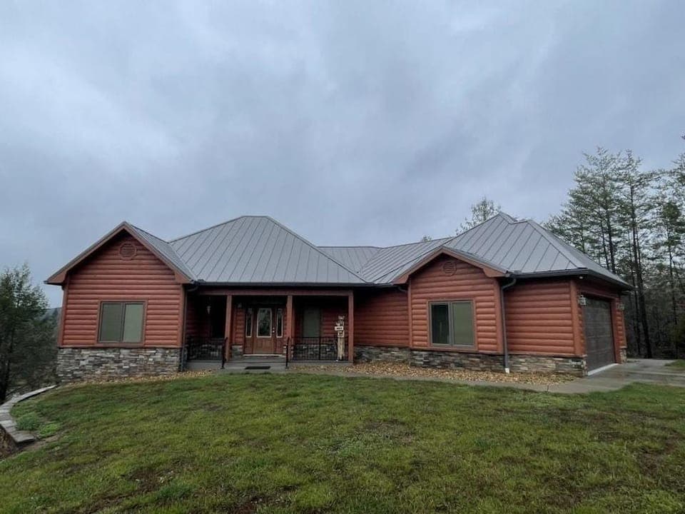 Nature lovers dream! Steps from fishing plus 140 acres of hiking! 4 Bedroom Home by RedAwning Hotel in Tennessee