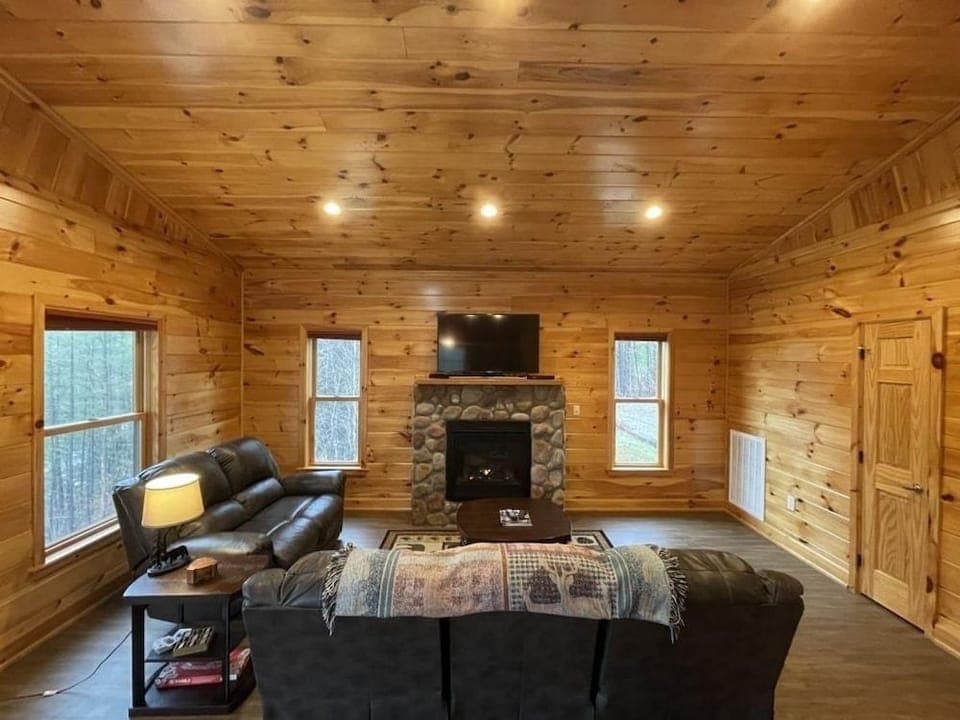 Charming cabin with an Amazing view! - pet and motorcycle friendly! 2 Bedroom Cabin by RedAwning Hotel in Tennessee