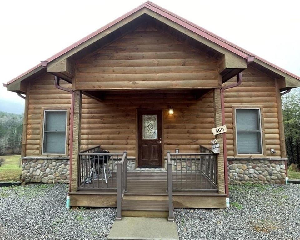 Charming cabin with an Amazing view! - pet and motorcycle friendly! 2 Bedroom Cabin by RedAwning Hotel in Tennessee
