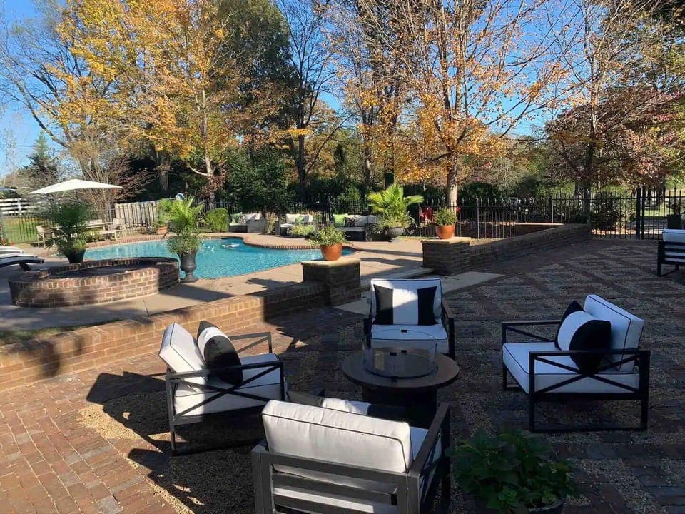 Boyd Harvey Main House And Carriage House 4 Bedroom Home by RedAwning Hotel in Tennessee
