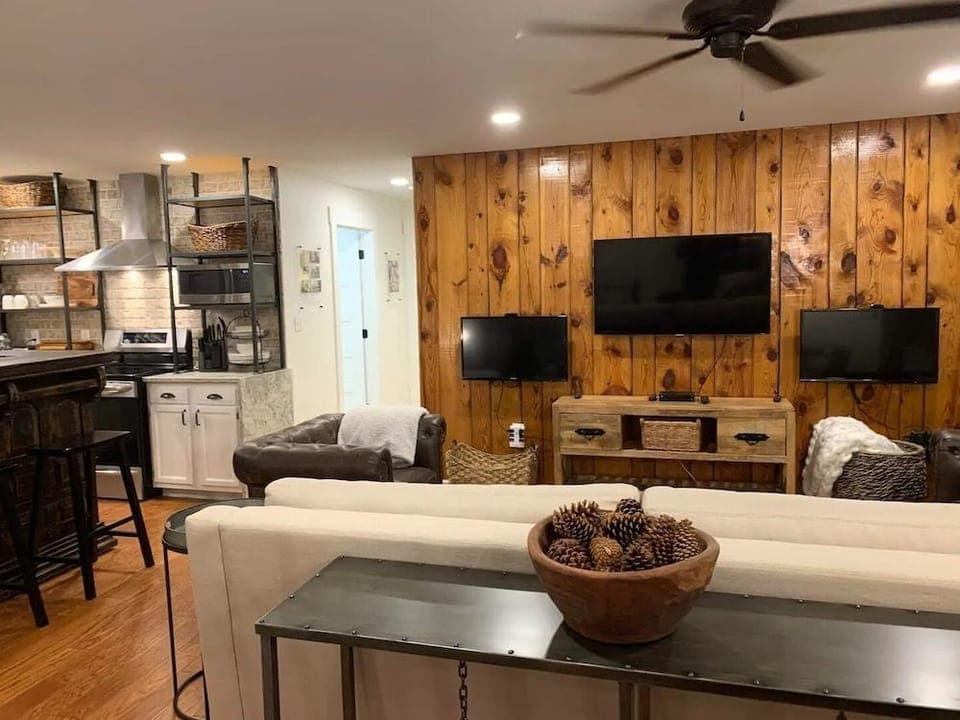 Five-star Historic Boyd Harvey Carriage House 2 Bedroom Home by RedAwning Hotel in Tennessee